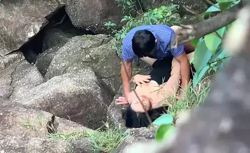 Đi du lịch với công ty mà em đồng nghiệp lén lút chịch bên bờ suối - xgvsjovc.sbs